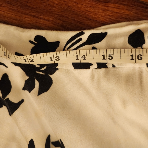 Black & White Floral Circle Skirt w/Pockets Size L/XL - Picture 6 of 16